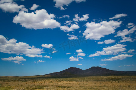 广袤摄影照片_深蓝色的天空，在阿根廷巴塔哥尼亚广阔荒凉的草原上空。