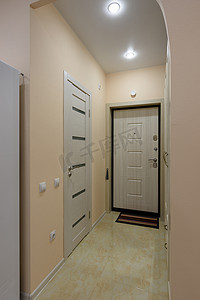 小新壁纸摄影照片_公寓的走廊、前门和浴室的门