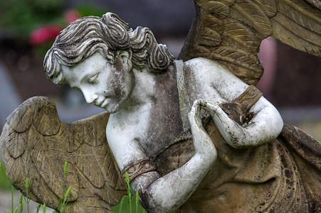 小花园里装饰的小天使雕塑