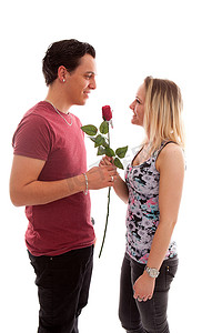 女孩对男友送的玫瑰很满意
