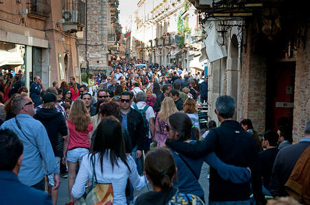 意大利陶尔米纳 — 2011 年 5 月 1 日：总是人口众多，Corso Umberto — 老陶尔米纳的主要街道，著名的旅游胜地，西西里海岸线上最豪华的小镇，意大利西西里岛