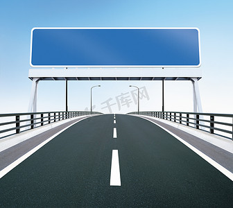 有空白标志的桥梁高速公路