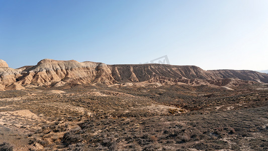 沙漠中峡谷的彩色山丘。