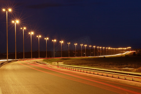 光照强度摄影照片_桅杆道路照明，夜间道路。
