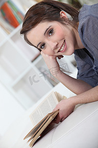 放松地读书的少妇