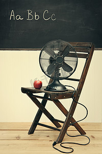 教室椅子上放着苹果的老扇子