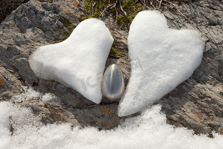 两颗雪心和石头上的蛋
