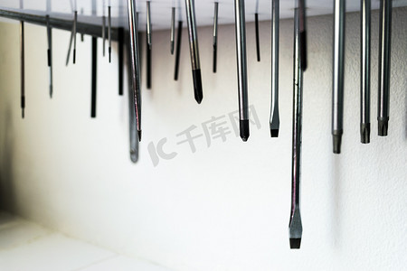 各种螺丝刀是通用电气的必备工具。