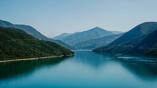 水库蓝色摄影照片_Zhinvali 水库湖景观与山。