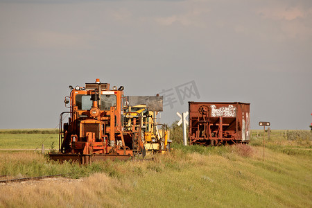 停放在未使用的铁轨上的工作和矿石轨道车