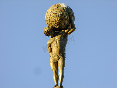 肩扛地球仪的男子雕像