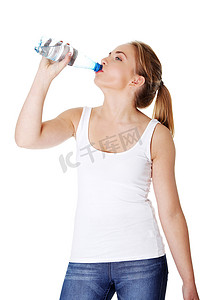 青少年从瓶子里喝矿泉水