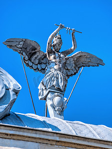 布尔鲁塞一座古老历史建筑屋顶上的雕塑