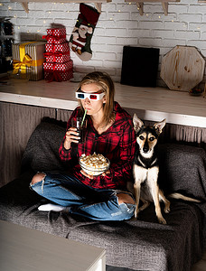 戴 3D 眼镜的年轻女性在圣诞节晚上在家看电影