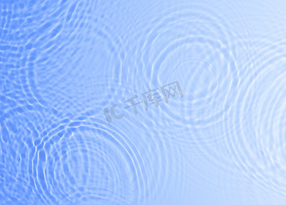 蓝色水面波纹背景摄影照片_起波纹的水面
