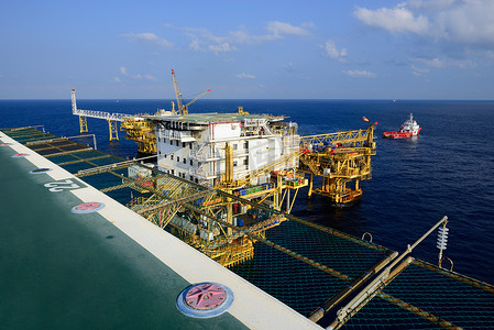 近海石油钻井平台和补给船