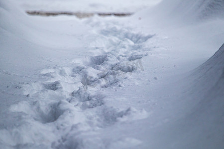 靴子在多雪的人行道上留下了痕迹