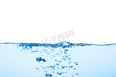 淡蓝色的水波带气泡，水下溅起一点点