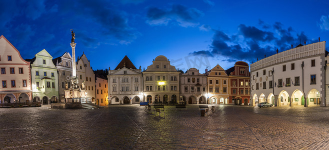 捷克克鲁姆洛夫傍晚空荡荡的城镇广场