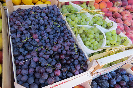 水果商店摄影照片_黑葡萄和绿葡萄