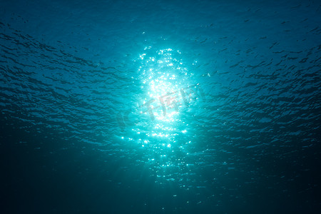 深水中的光
