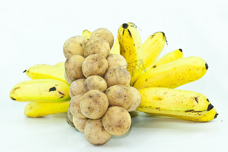 白色背景上的香蕉和黄色长孔或 Lagsad 泰国水果