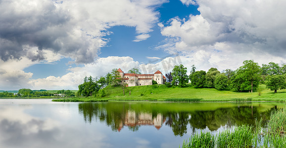乌克兰利沃夫地区湖岸上的 Svirzh 城堡