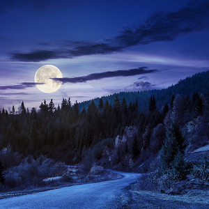 夜间通往山区森林的蜿蜒道路