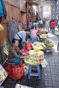 市场上的巴厘岛妇女出售日常用品的花瓣