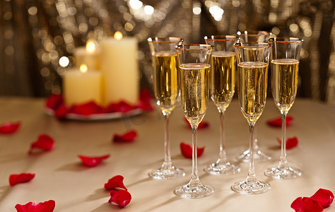 金色亮片婚宴布置与香槟