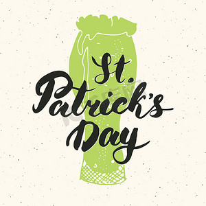 快乐圣帕特里克节复古贺卡啤酒杯轮廓上的手写字母，爱尔兰假日垃圾纹理复古设计矢量插图