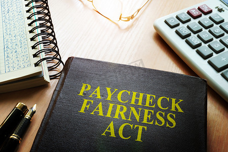 书桌上有关于薪资公平法案的书。