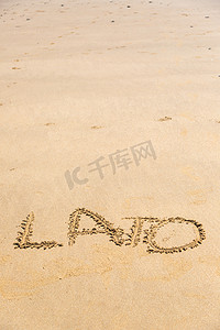在沙子上写的 Lato 字
