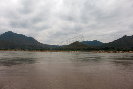 老家河流摄影照片_泰国黎府清康的风景河流和山城