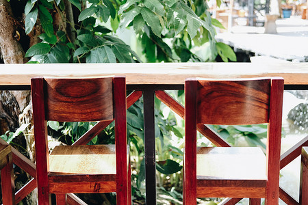 咖啡厅咖啡厅餐厅露台上的木椅