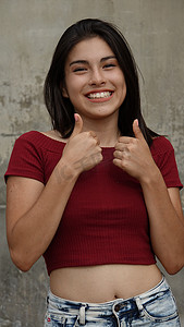 青少年期摄影照片_女性青少年竖起大拇指