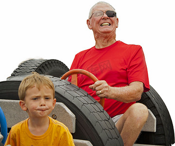 孙子脾气暴躁，因为祖父咧嘴笑着开车