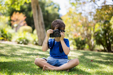 点击提示框摄影照片_点击相机中的照片的小男孩