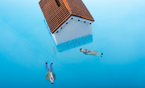 小模型房子和小雕像在水中