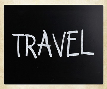 “旅行”在黑板上用白色粉笔手写