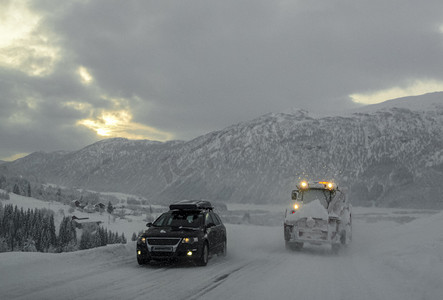 驾车穿过挪威的雪路和风景。