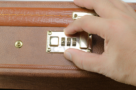 打开带安全码的棕色手提箱