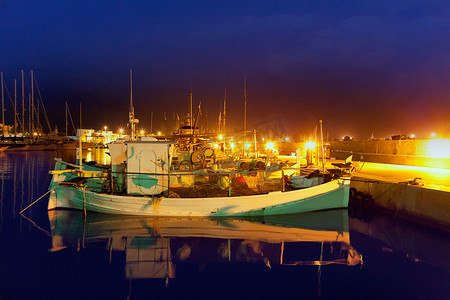 福特公司logo摄影照片_福门特拉拉萨维纳港口码头渔船