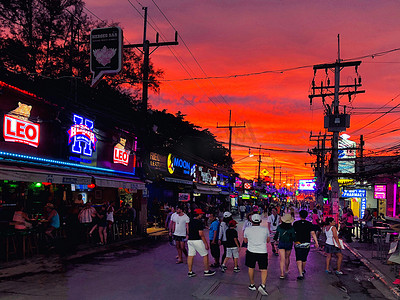 泰国普吉岛，2018 年 6 月：游客步行看日落