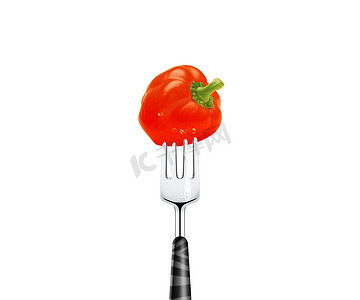 被叉子刺穿的红辣椒，在白色背景中突显