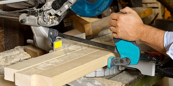 木匠使用圆锯切割木条、人锯条、建筑和家庭装修。