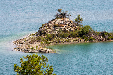 大海小岛摄影照片_Gadoura 水中的岩石小岛和绿树