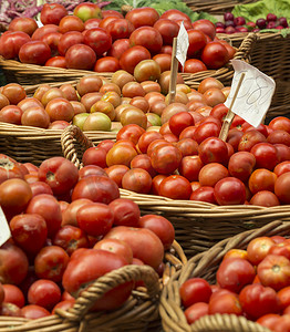 小摊位摄影照片_市场摊位上的新鲜西红柿。