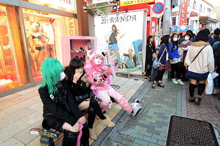 东京-2013 年 11 月 24 日：cosplay 服装的日本女孩聚集在东京原宿火车站附近