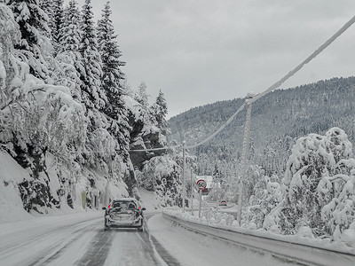 驾车穿过挪威的雪路和风景。